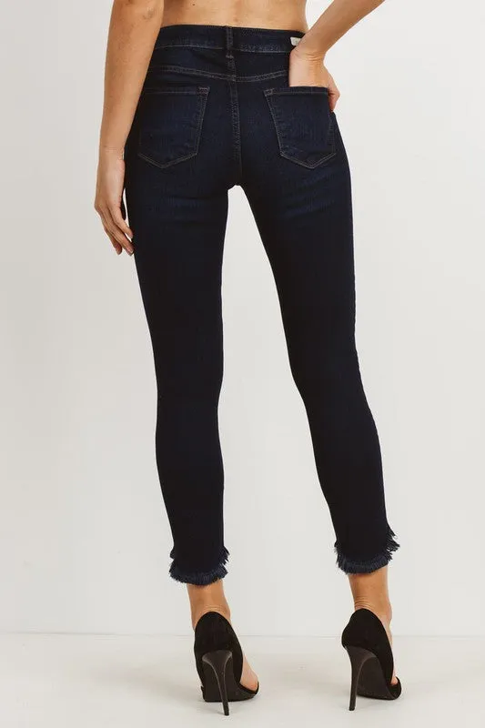 HIGH RISE SKINNY W UNEVEN FRAYED HEM